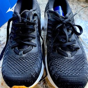 New Mizuno Wave Rider 24. US Size 6.